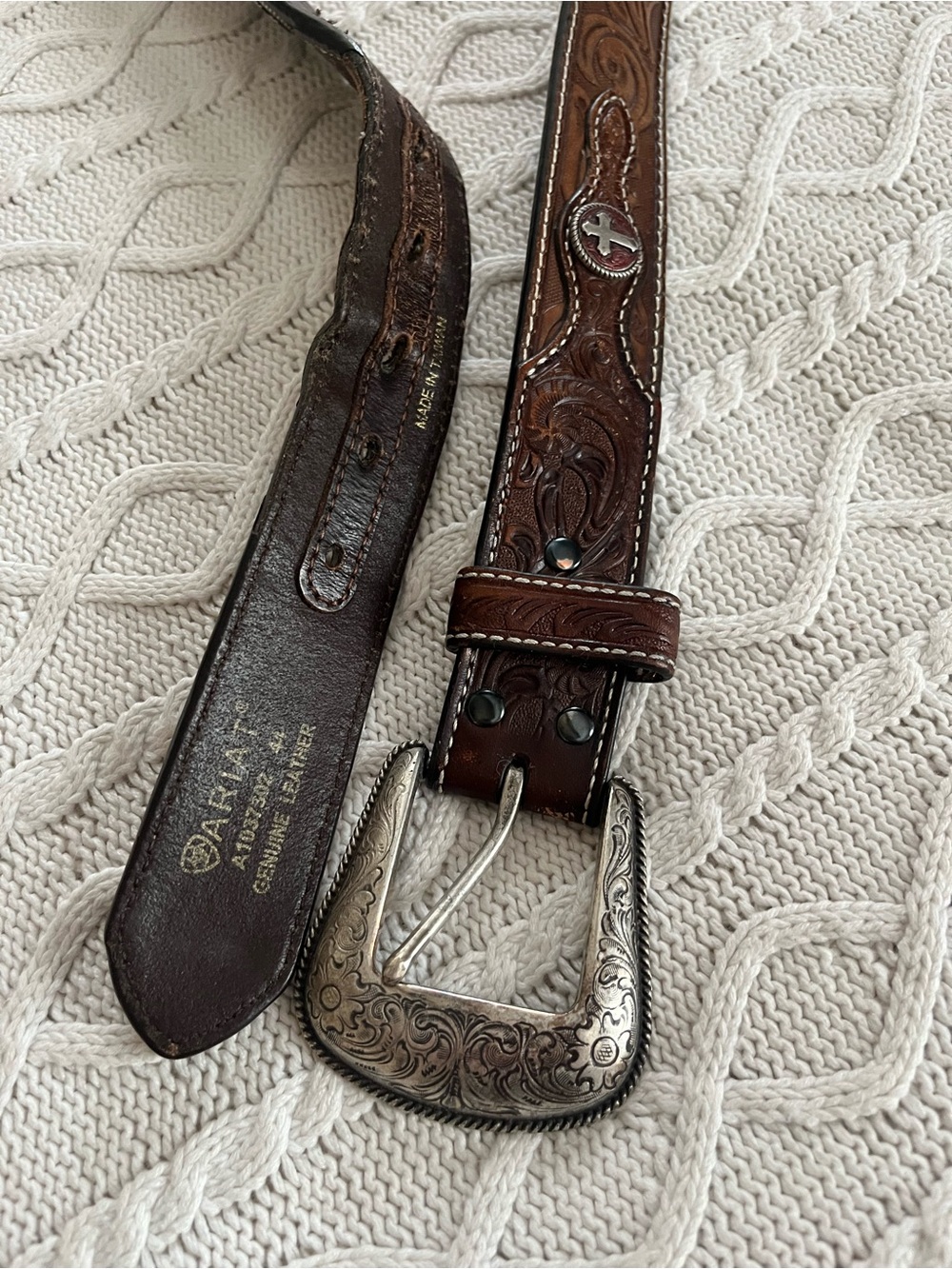 Ariat Men’s Leather Buckle Belt with Decorative Silver Crosses Size 44 Waist